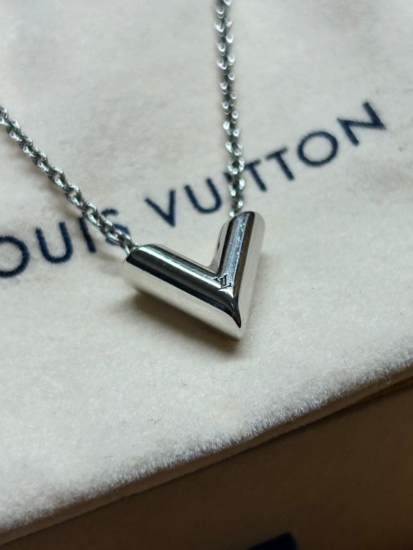 Louis Vuitton V字型ペンダント ネックレス M63197