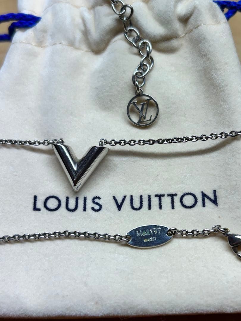 Louis Vuitton V字型ペンダント ネックレス M63197