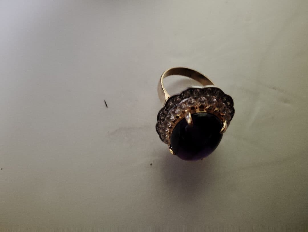 エレガントな黒いストーンリング