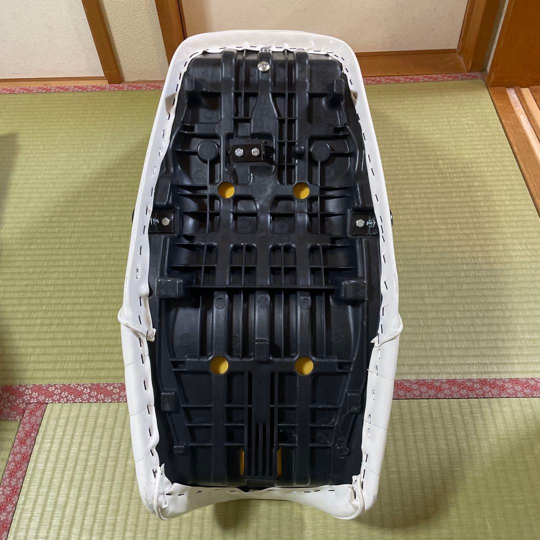 xjr400前期３段シート　白エナ/三段シート