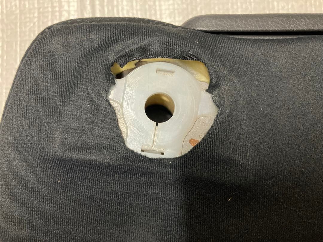 ♦︎ダイハツ　タントカスタムLA600S★純正アームレストレザー★