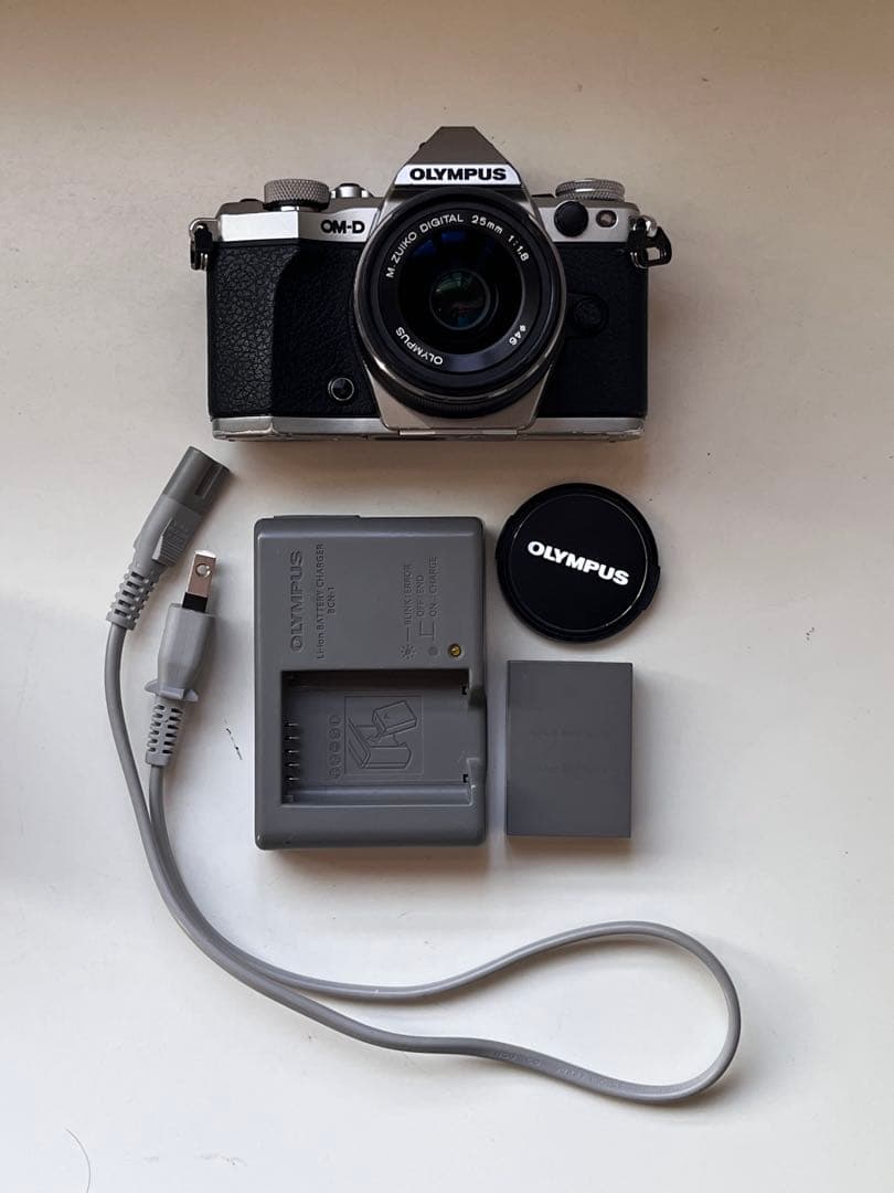 OLYMPUS OM-D EM5 mark llミラーレスカメラ 本体とレンズ付