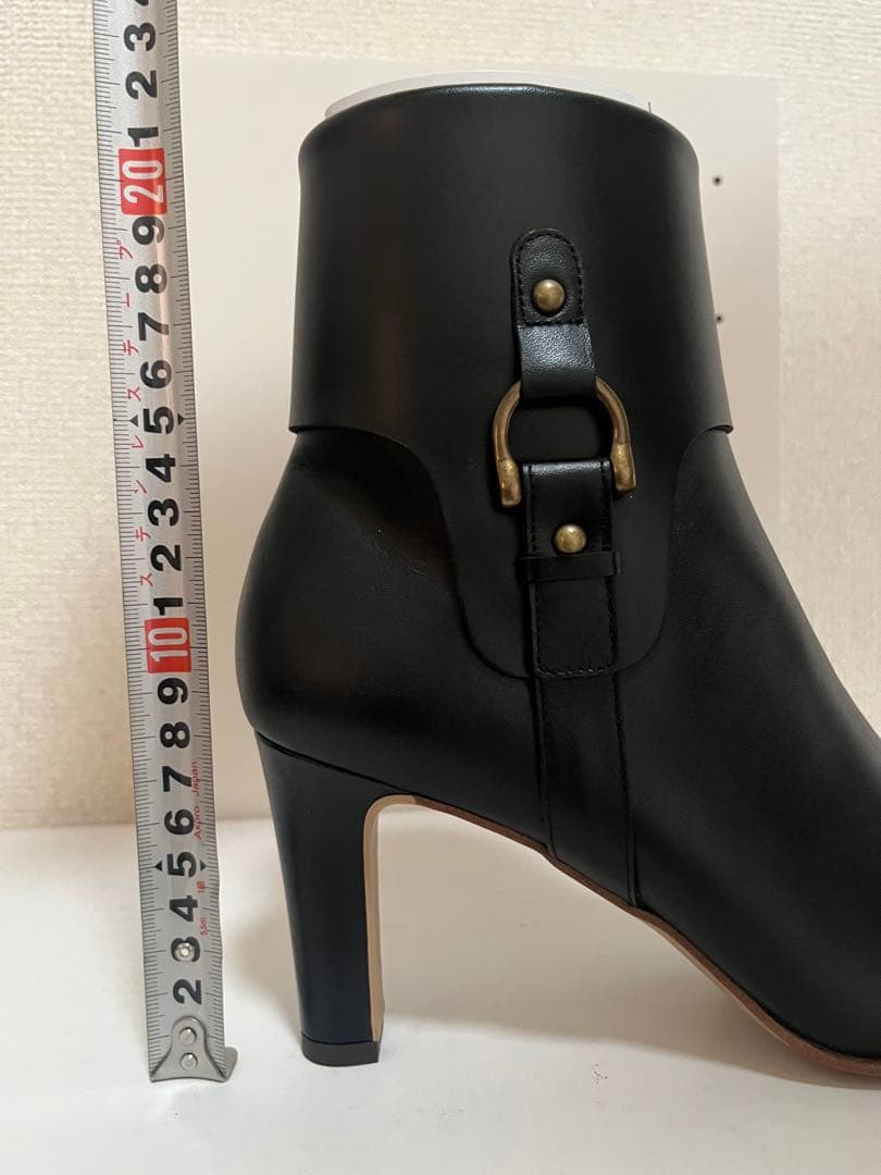 DIANA 黒レザーブーツ バックル付き