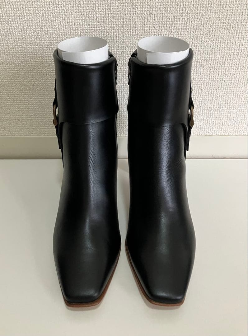 DIANA 黒レザーブーツ バックル付き