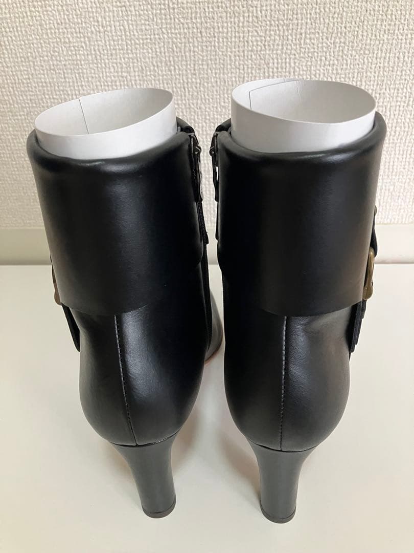 DIANA 黒レザーブーツ バックル付き