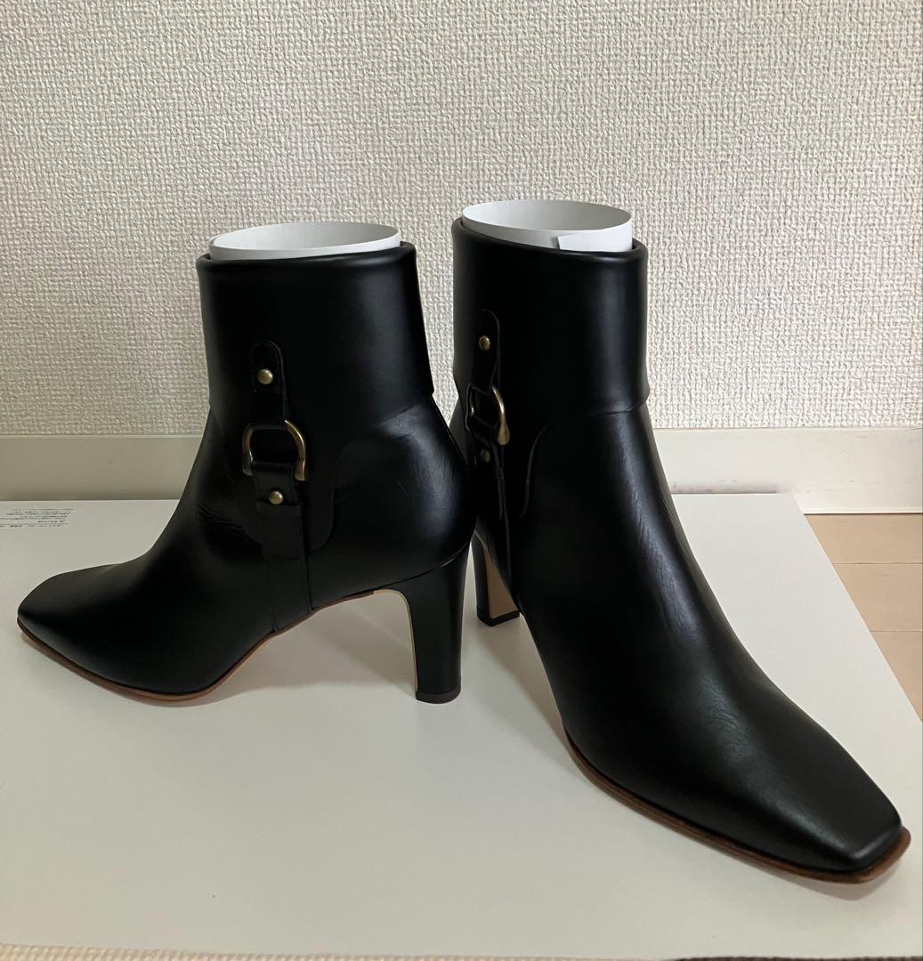 DIANA 黒レザーブーツ バックル付き