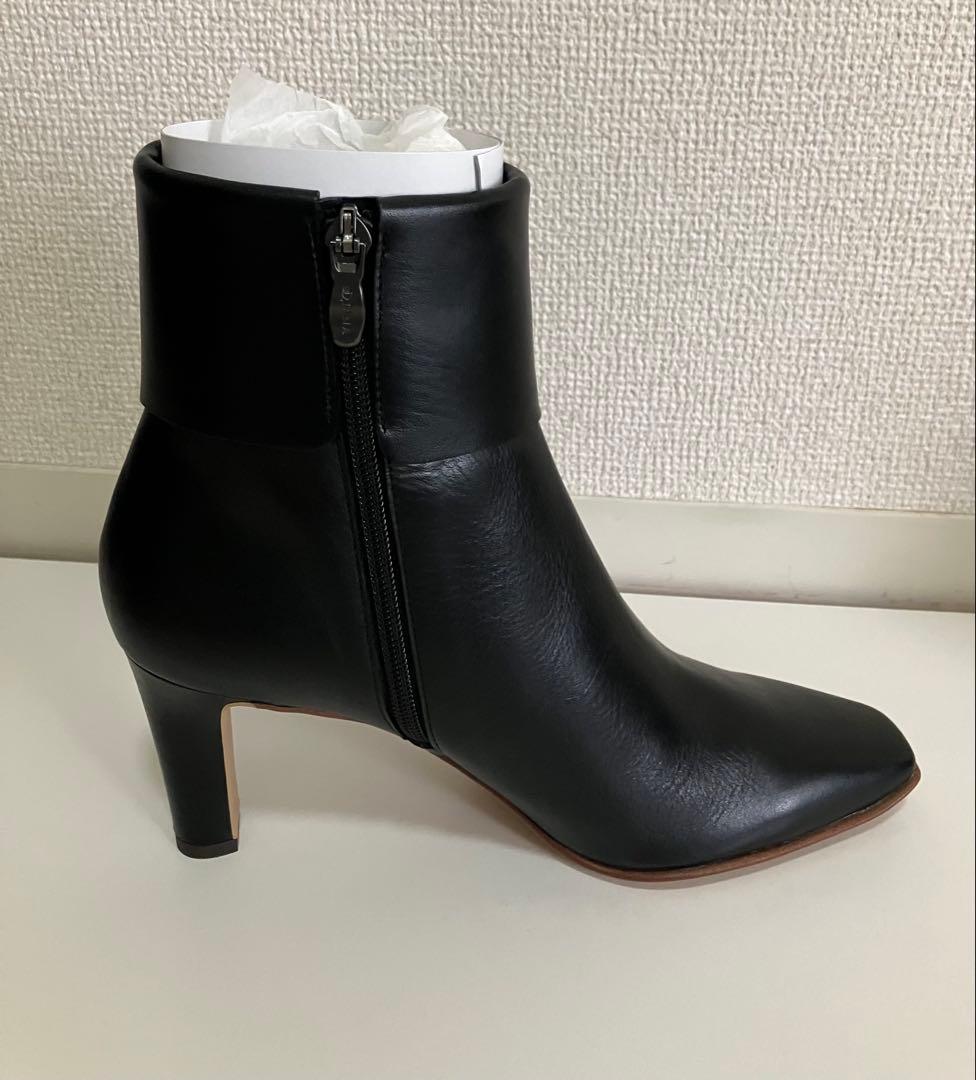 DIANA 黒レザーブーツ バックル付き