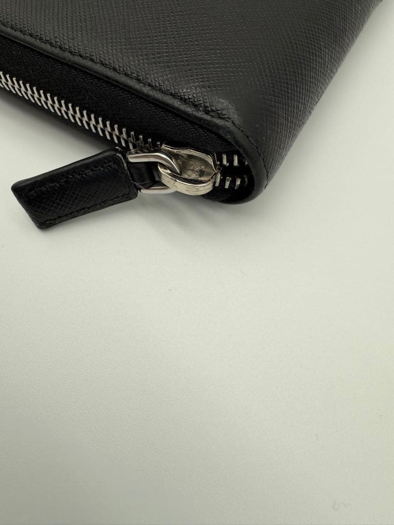 プラダ　サフィアーノ　レザー　ラウンドファスナー　長財布