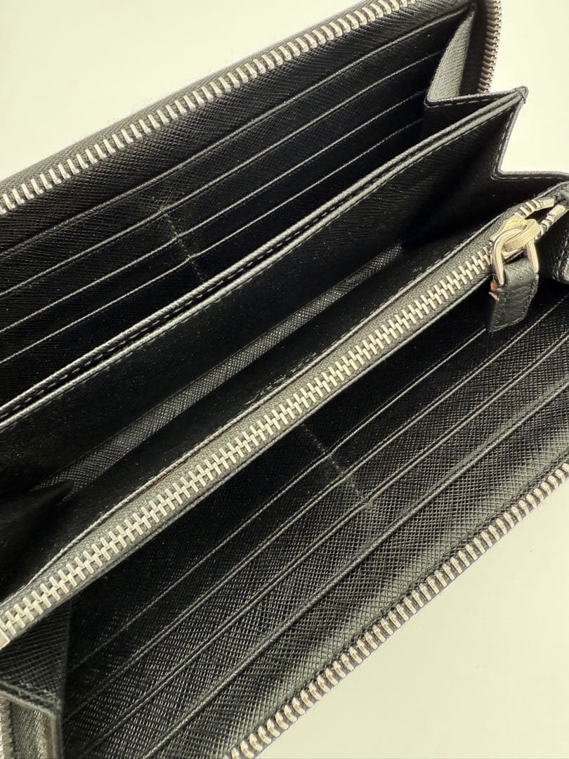 プラダ　サフィアーノ　レザー　ラウンドファスナー　長財布