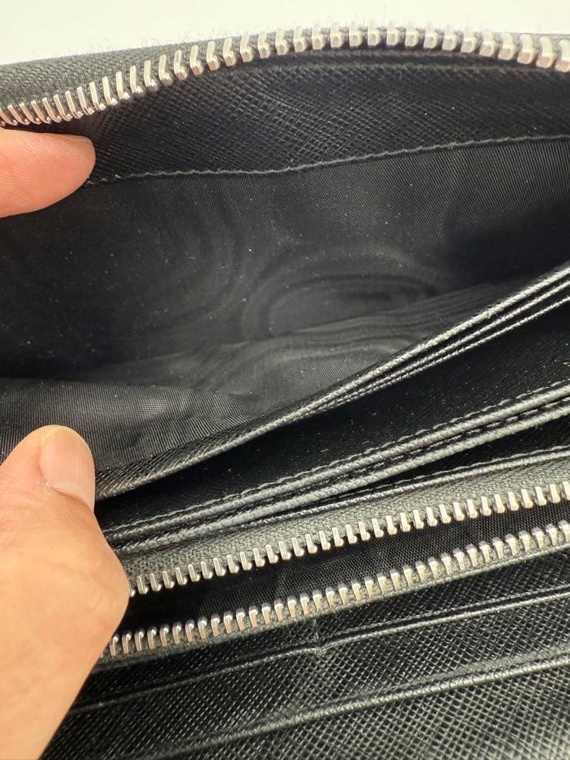 プラダ　サフィアーノ　レザー　ラウンドファスナー　長財布