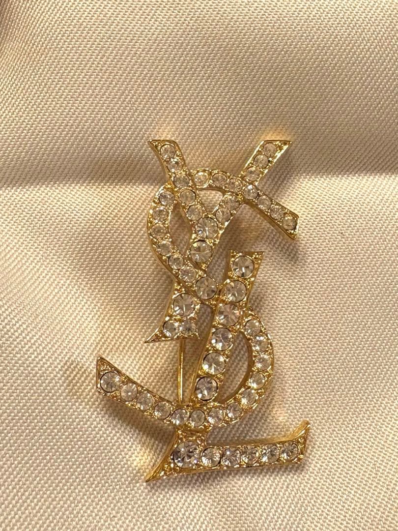 イブ・サンローラン ロゴ ブローチ ピンの留め具が外れてます。