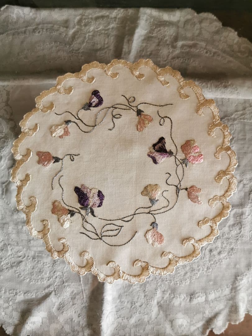 アンティーク ソサイエティシルク手刺繍 スィートピー 菫 スカラップドイリー