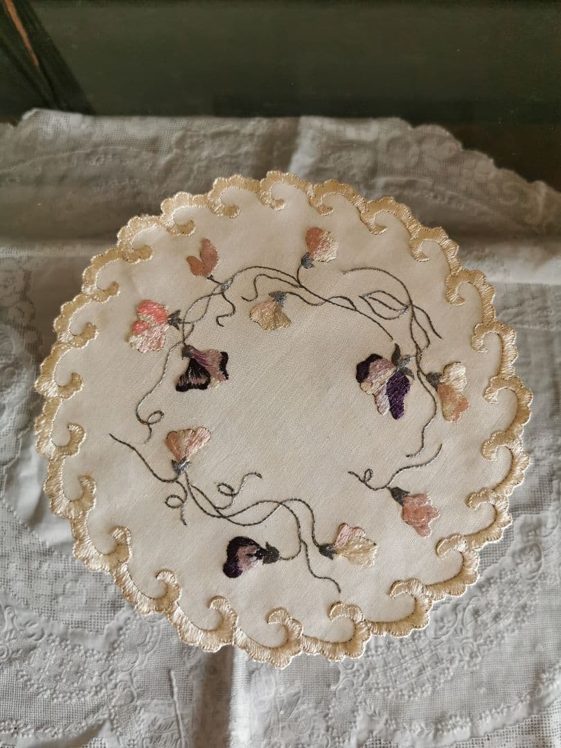 アンティーク ソサイエティシルク手刺繍 スィートピー 菫 スカラップドイリー