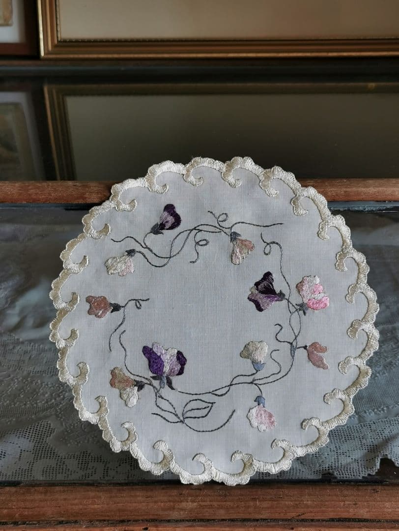アンティーク ソサイエティシルク手刺繍 スィートピー 菫 スカラップドイリー
