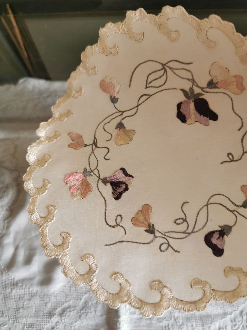 アンティーク ソサイエティシルク手刺繍 スィートピー 菫 スカラップドイリー