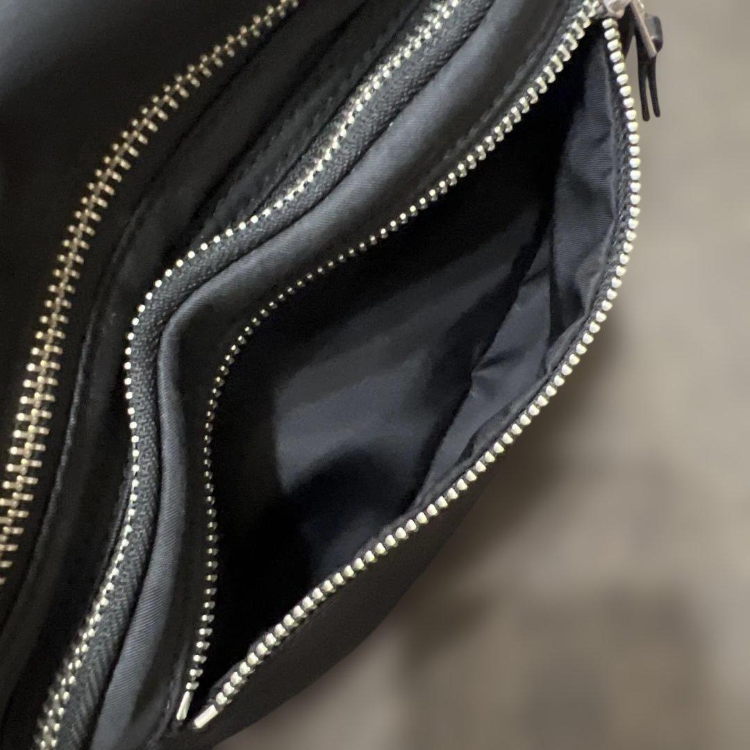 ami parisショルダー黒いナイロンボディバッグ ハートロゴ付き