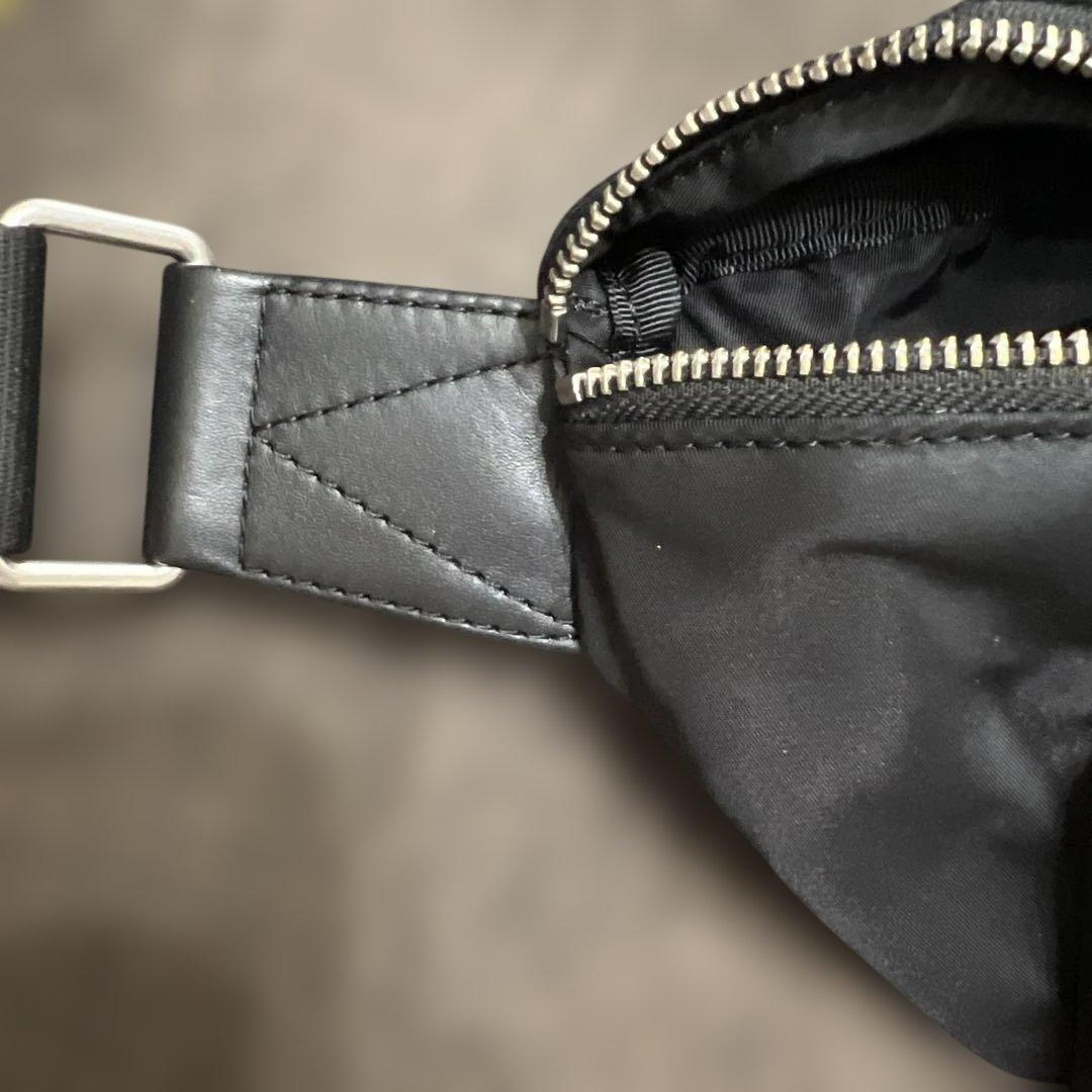 ami parisショルダー黒いナイロンボディバッグ ハートロゴ付き