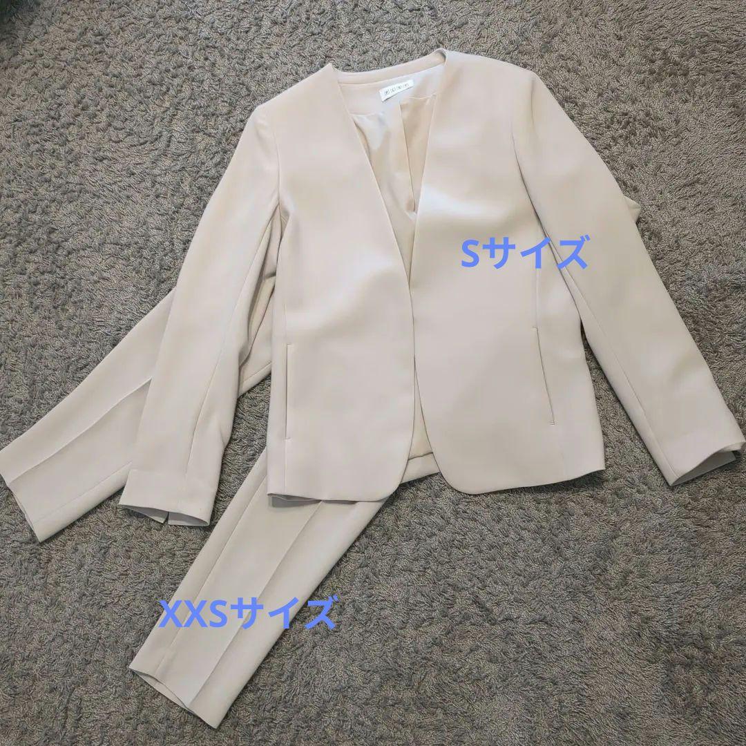 SYSC様☆PLST プラステ パンツスーツ ノーカラー 薄ベージュ