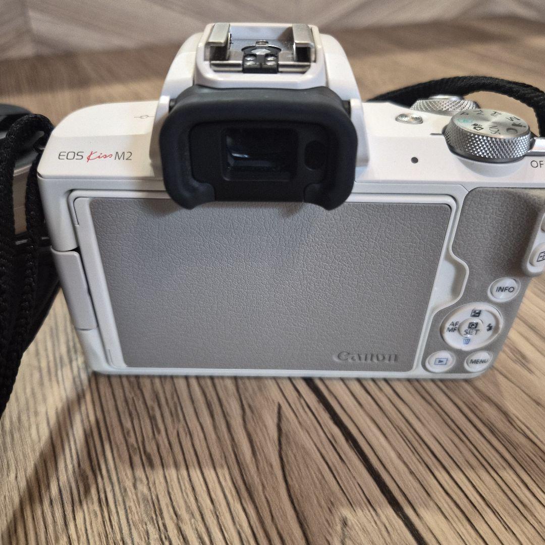 Canon EOS Kiss M2 ダブルレンズキット　ホワイト ミラーレス一眼