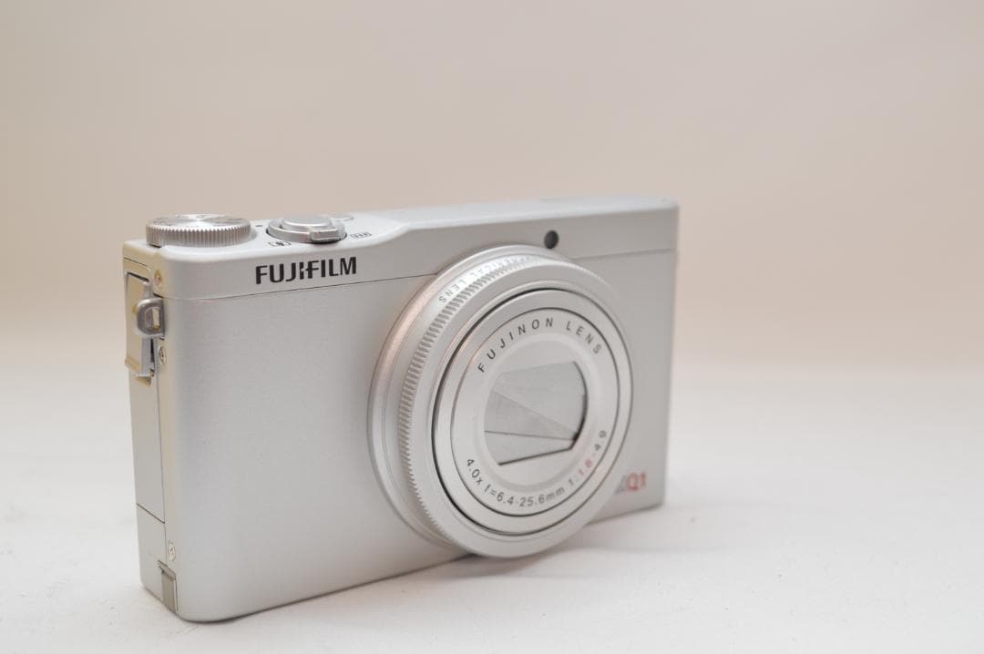 ✨希少な未使用級美品✨ FUJIFILM XQ1 シルバー 付属あり