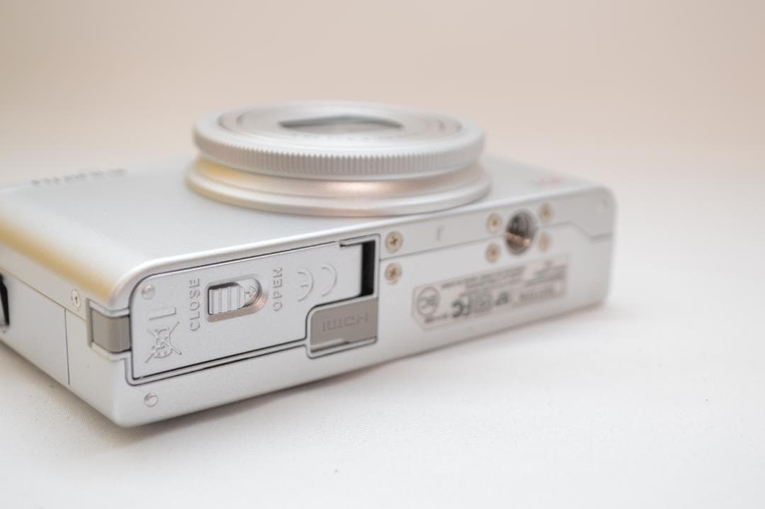 ✨希少な未使用級美品✨ FUJIFILM XQ1 シルバー 付属あり