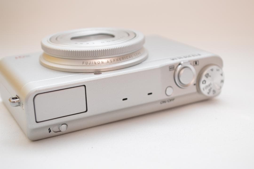 ✨希少な未使用級美品✨ FUJIFILM XQ1 シルバー 付属あり