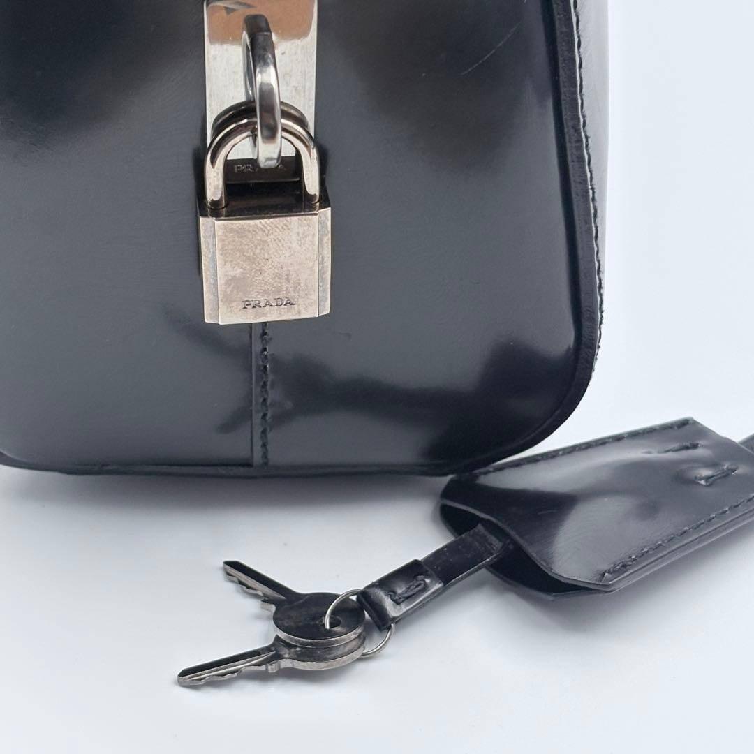 希少PRADAエナメルレザーミニボストンハンドバッグ美品ブラック南京錠付ロゴ刻印