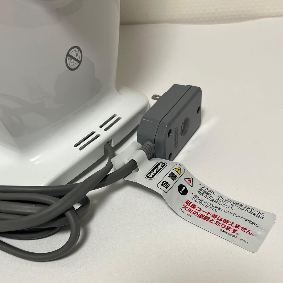 DeLonghi デロンギ ミニ オイルヒーター ホワイト　NJ0505E