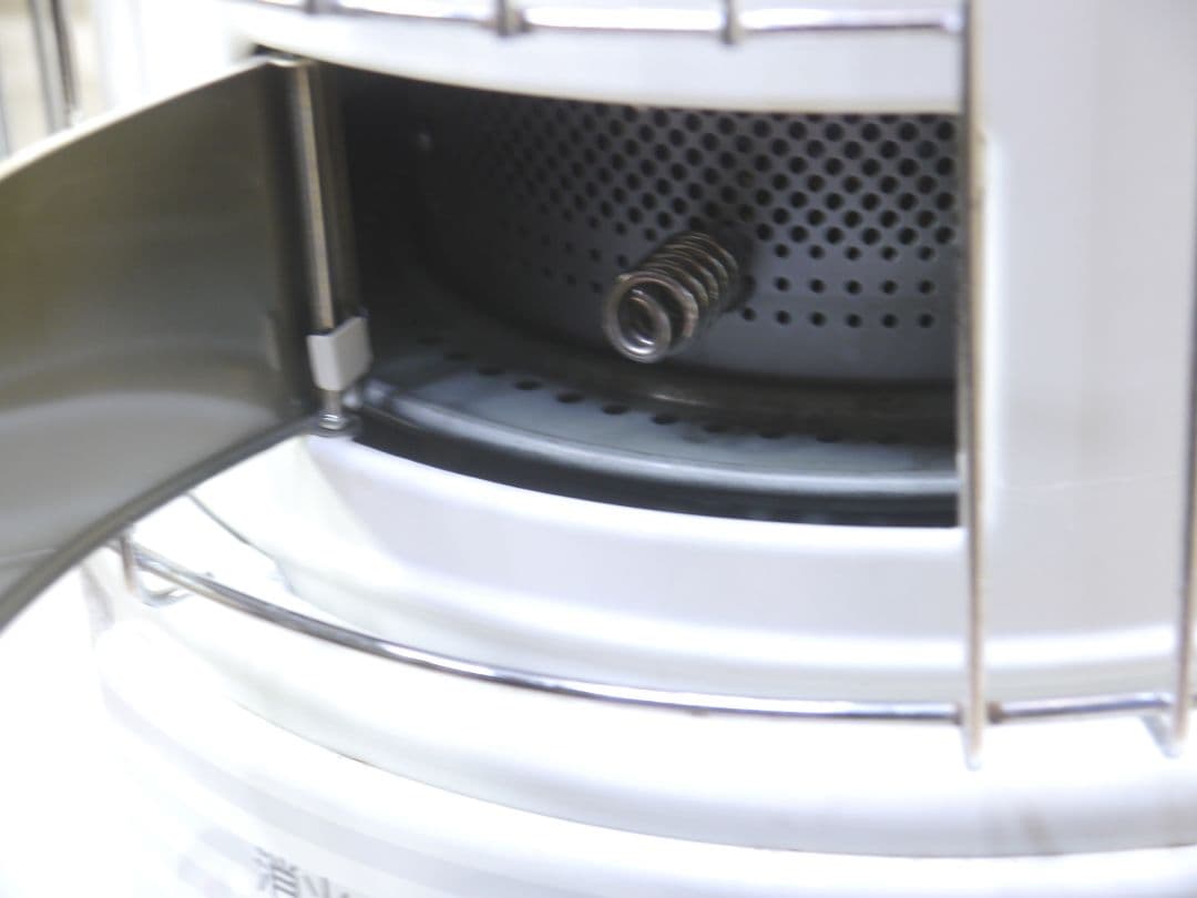 送料無料です。2014年　コロナ　ホワイト　石油ストーブ 円筒形