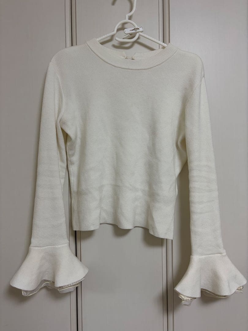 Her lip to Éclat Flared Sleeve Knit