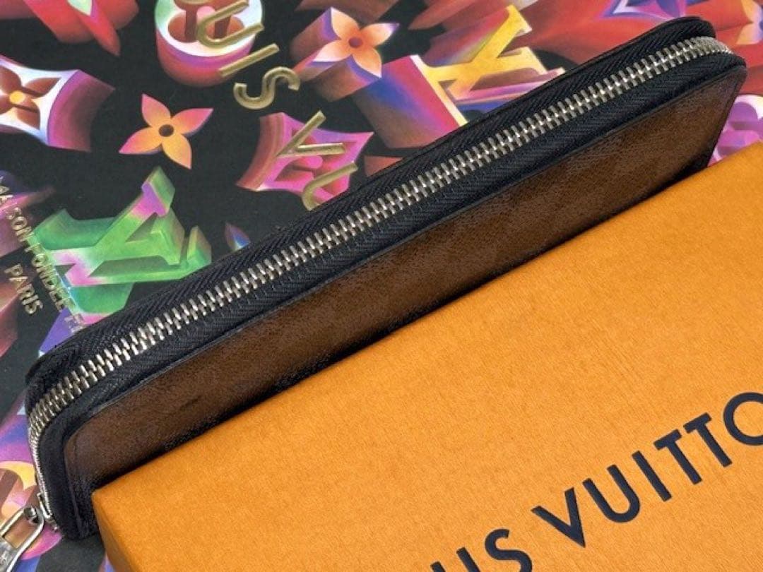 LOUIS VUITTONルイヴィトン　グラフィット　ジッピーヴェルティカル