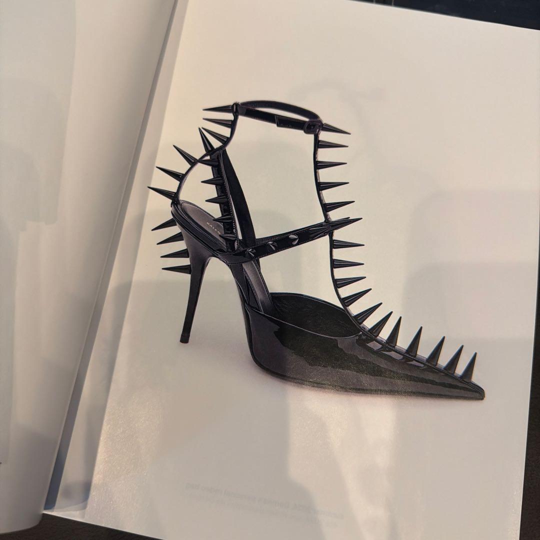 女性情報誌 BALENCIAGA ARCHETYPES