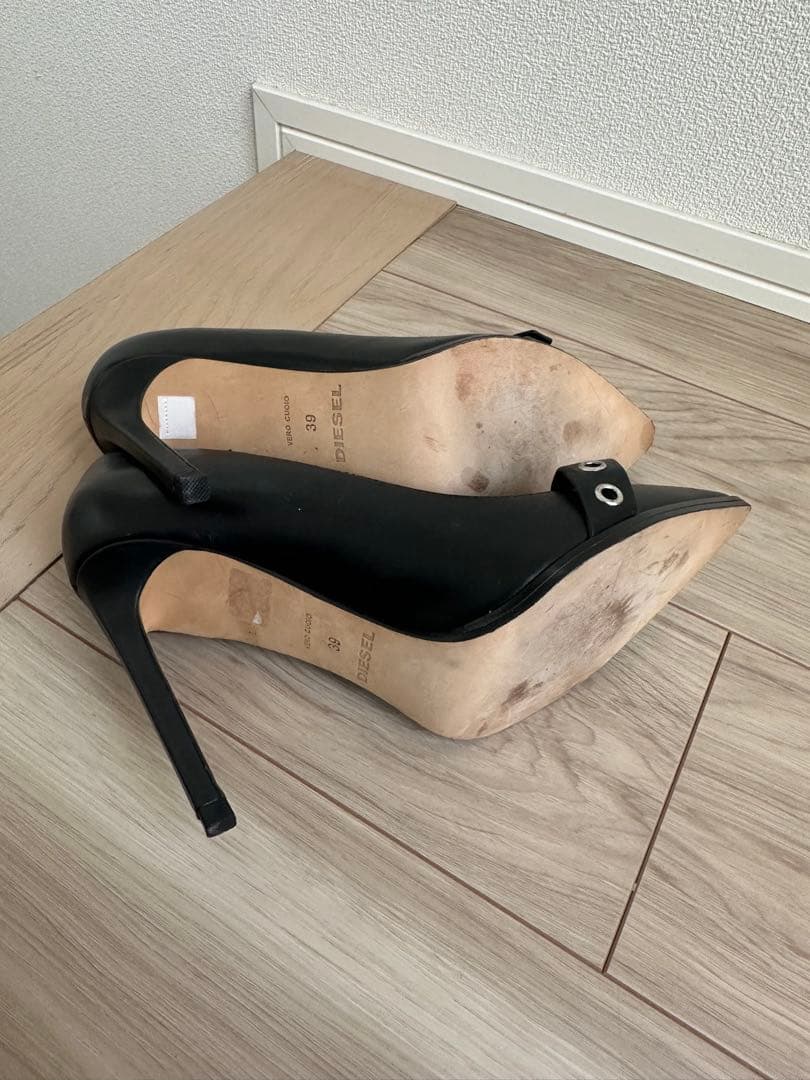 バックル付き黒ポインテッドトゥハイヒール