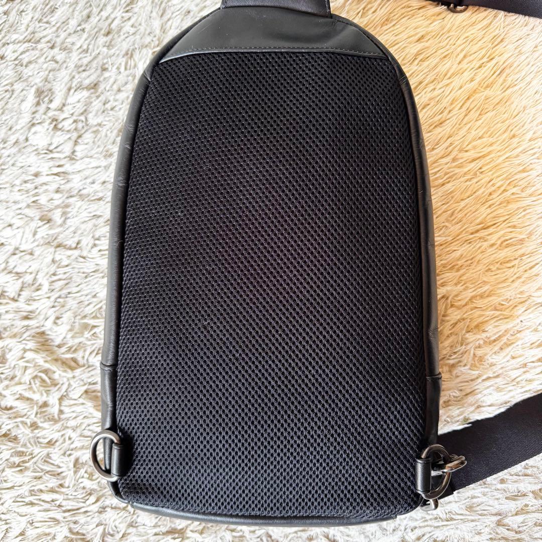 コーチ　チャールズ　ベースボールステッチ　ボディバッグ　斜め掛け　シボ革