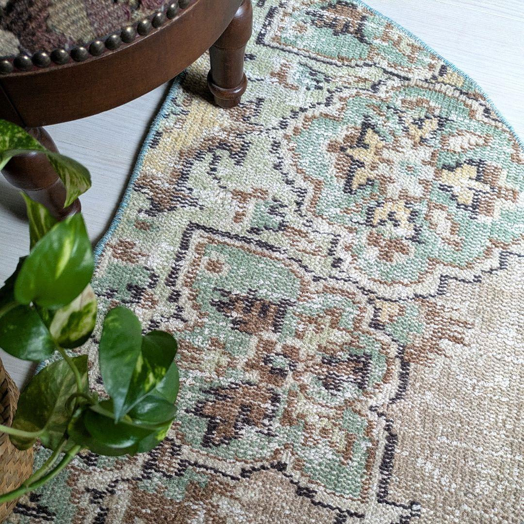 45×75 ベージュ×パステルグリーン　ハーフラウンドトルコヴィンテージラグ