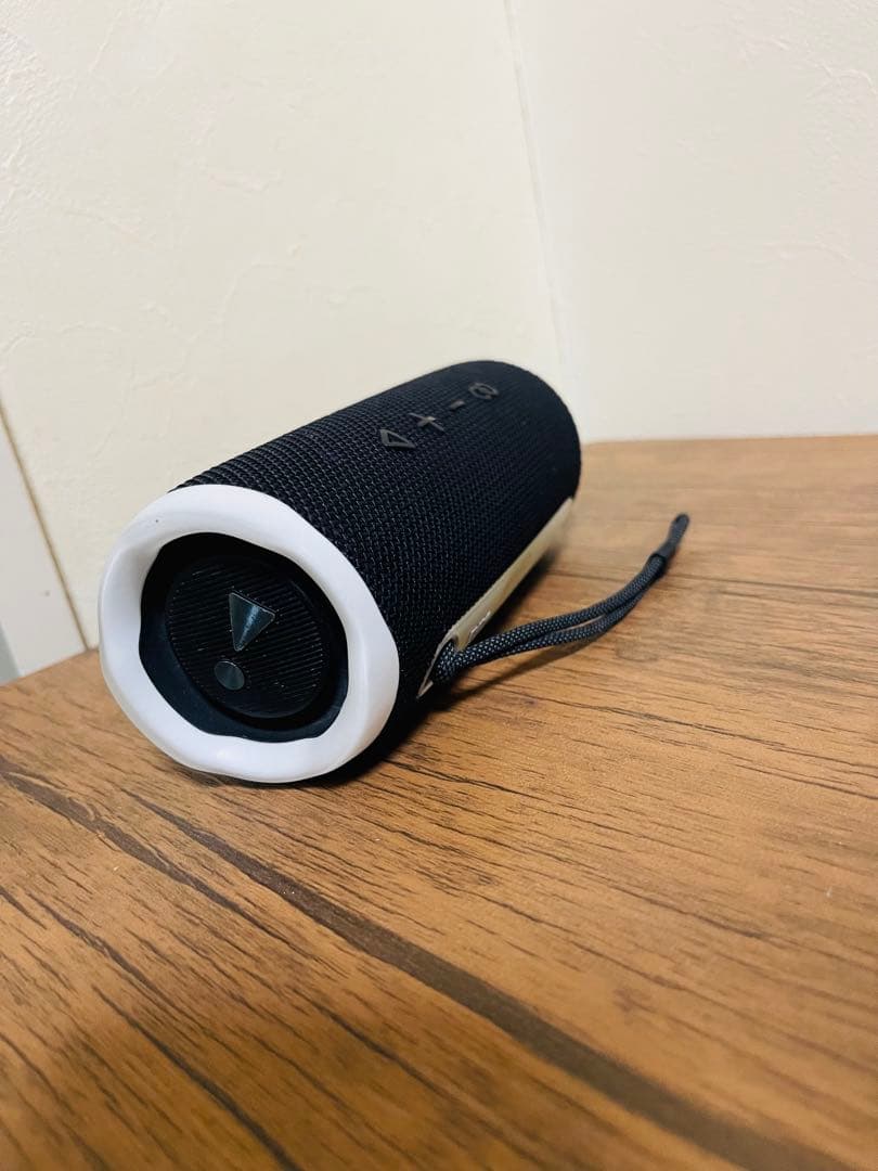 JBL FLIP6 ワイヤレススピーカー　白黒