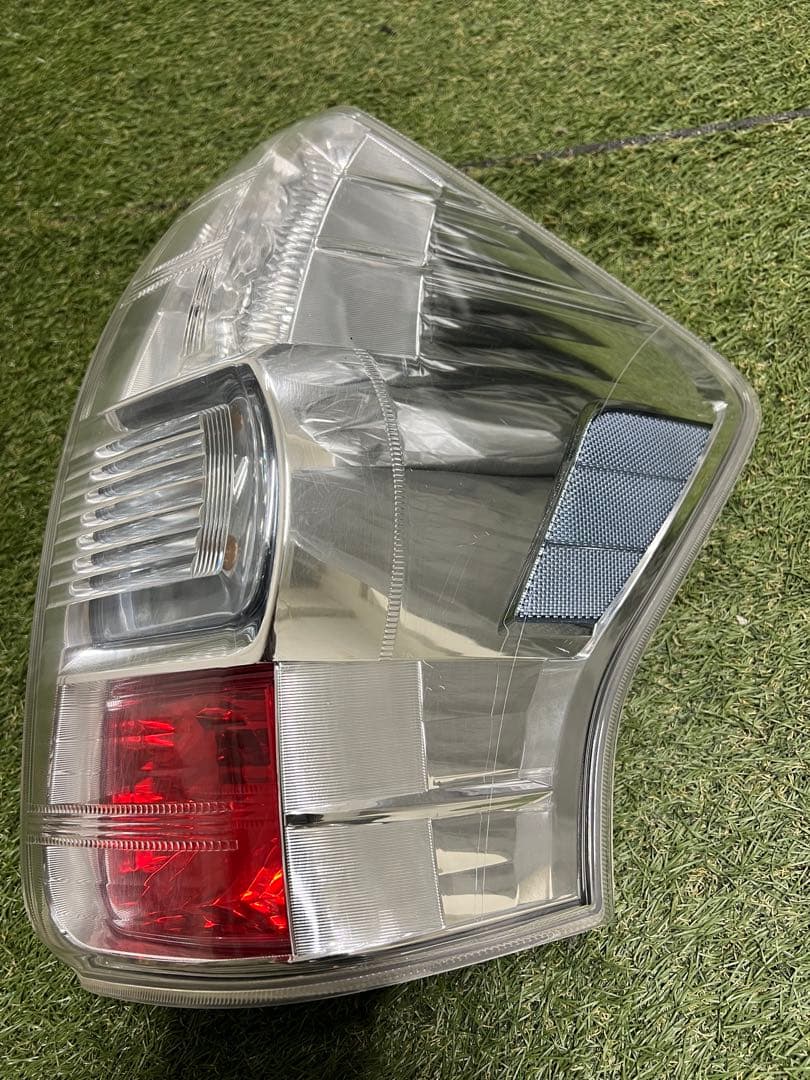 プリウスa テールランプ　右