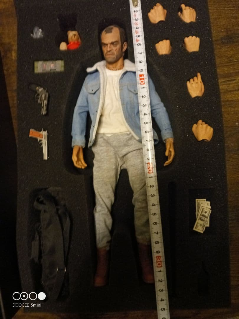 レ*ー様 グランドセフトオート5可動式フィギュア