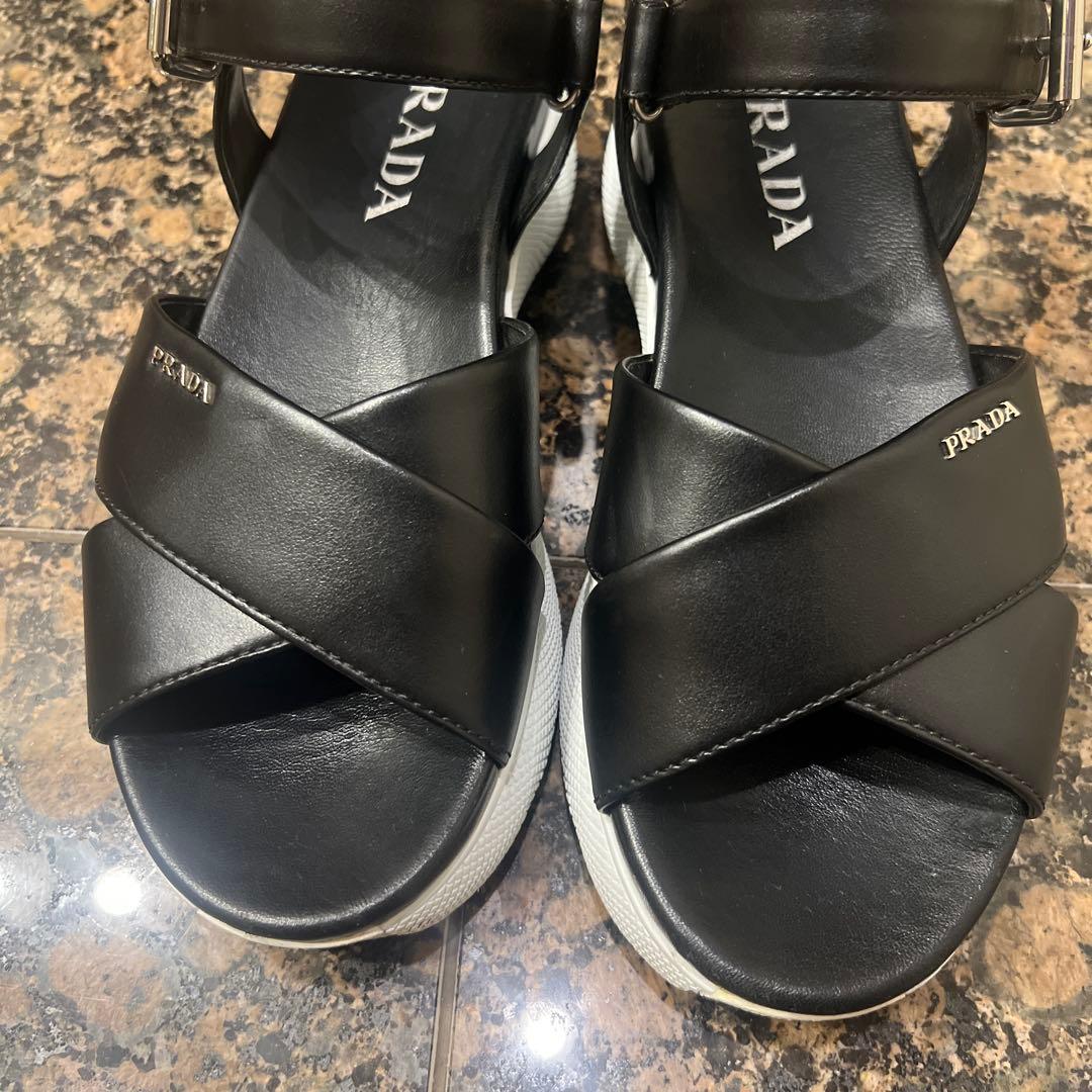 PRADA ブラック クロスストラップ サンダル　38