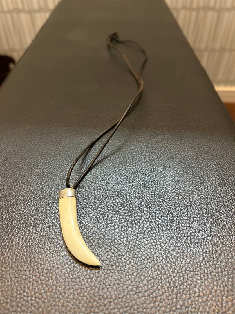 ジョニーデップ　牙のネックレス