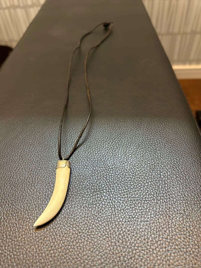 ジョニーデップ　牙のネックレス