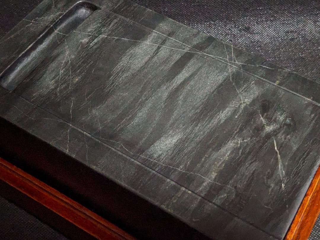 【歙州太史硯】◆水波紋・眉子紋・銀線・銀華紋の蒼黒美石◆約八吋◆唐木箱◆龍尾山