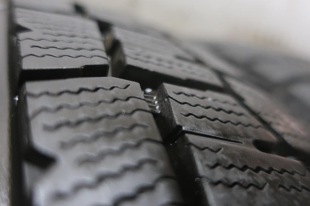 国産スタッドレス ダンロップ WM02 225/55R17 バリ溝 お洒落 冬用