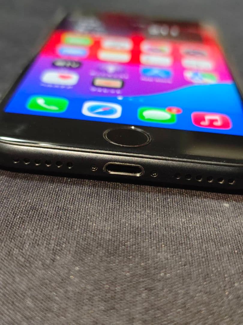 Apple iPhone SE (第2世代) 64GB ブラック「画面割れあり」