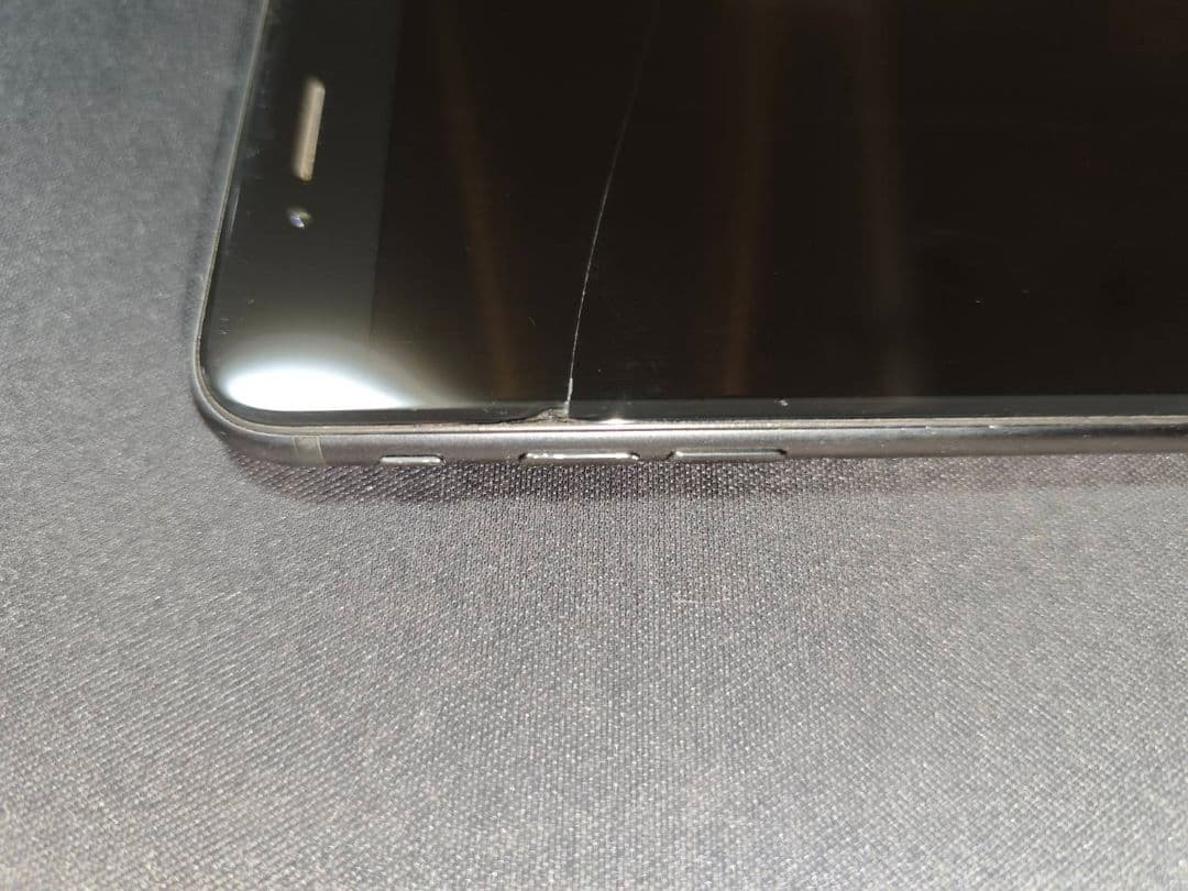 Apple iPhone SE (第2世代) 64GB ブラック「画面割れあり」