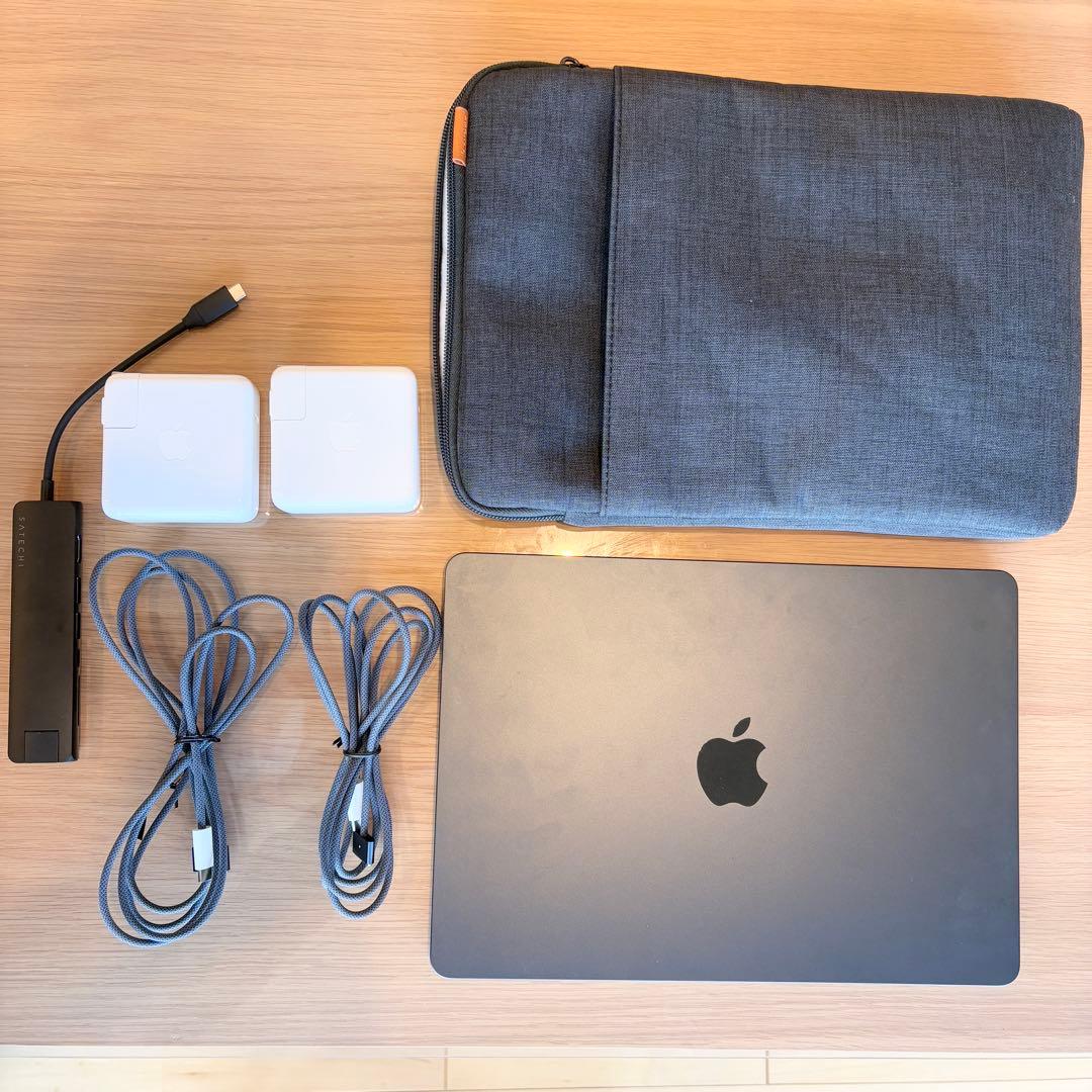 MacBook Air (M2,2022)、電源×2、マルチUSBハブ、ケース