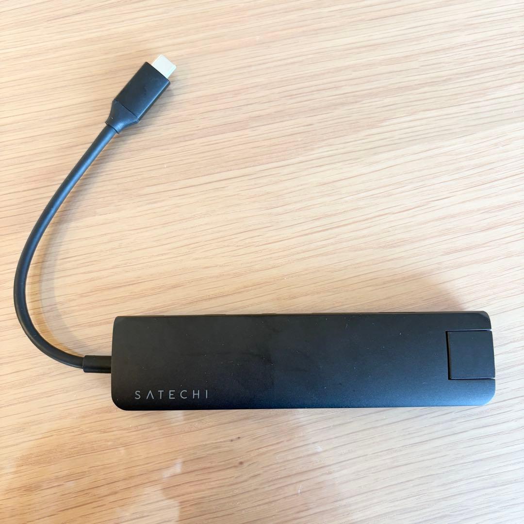 MacBook Air (M2,2022)、電源×2、マルチUSBハブ、ケース