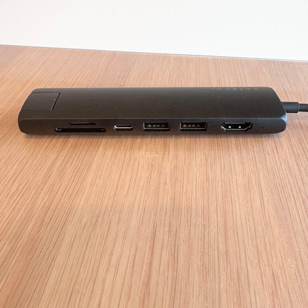 MacBook Air (M2,2022)、電源×2、マルチUSBハブ、ケース