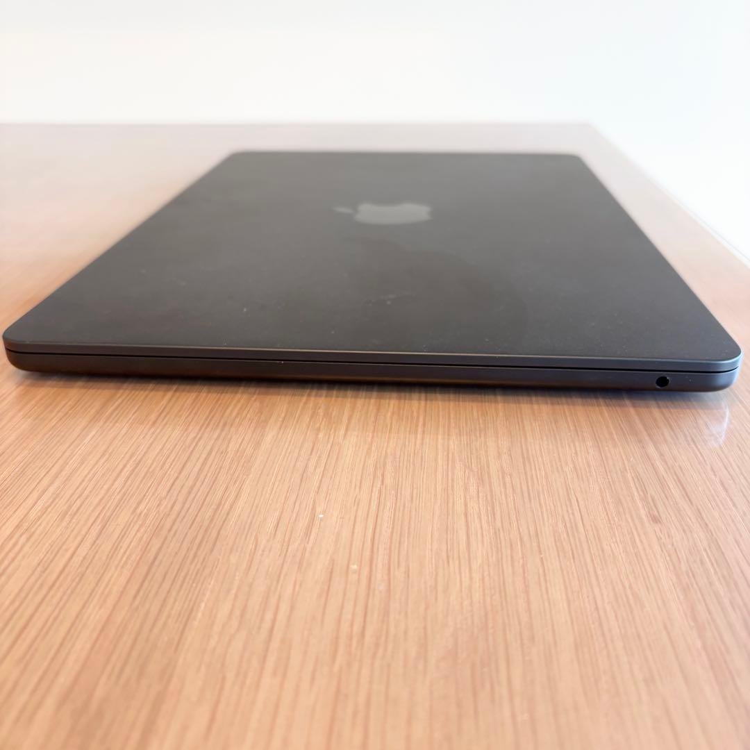 MacBook Air (M2,2022)、電源×2、マルチUSBハブ、ケース