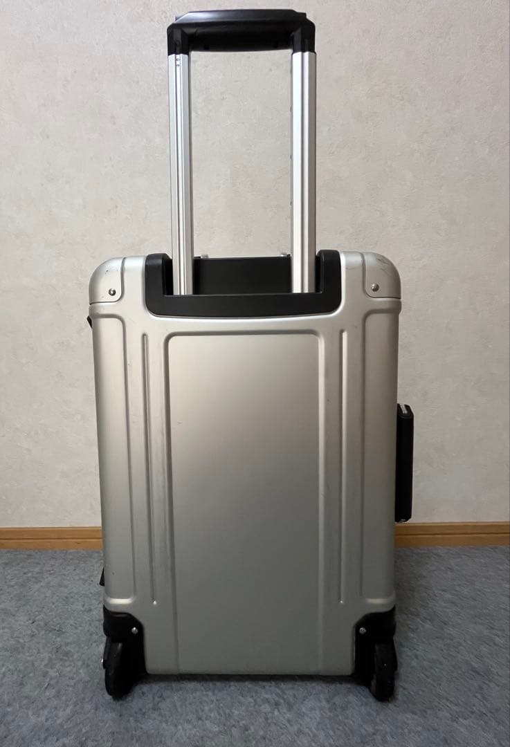 最終値下げ！ゼロハリバートン機内持込可能31L 2輪アルミスーツケースシルバー